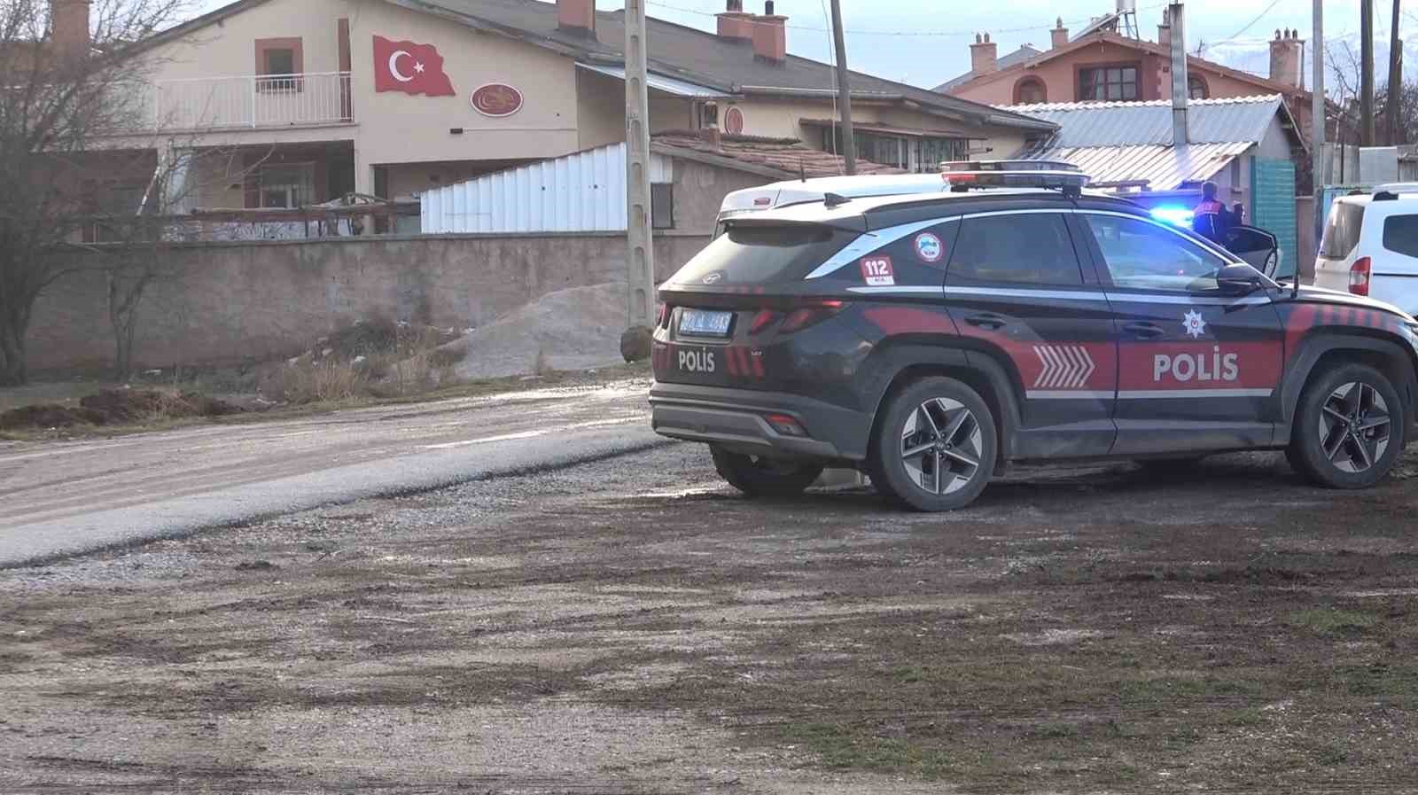 Polisin "dur" ihtarına uymayan şüpheliler aracı bırakıp kaçtı

