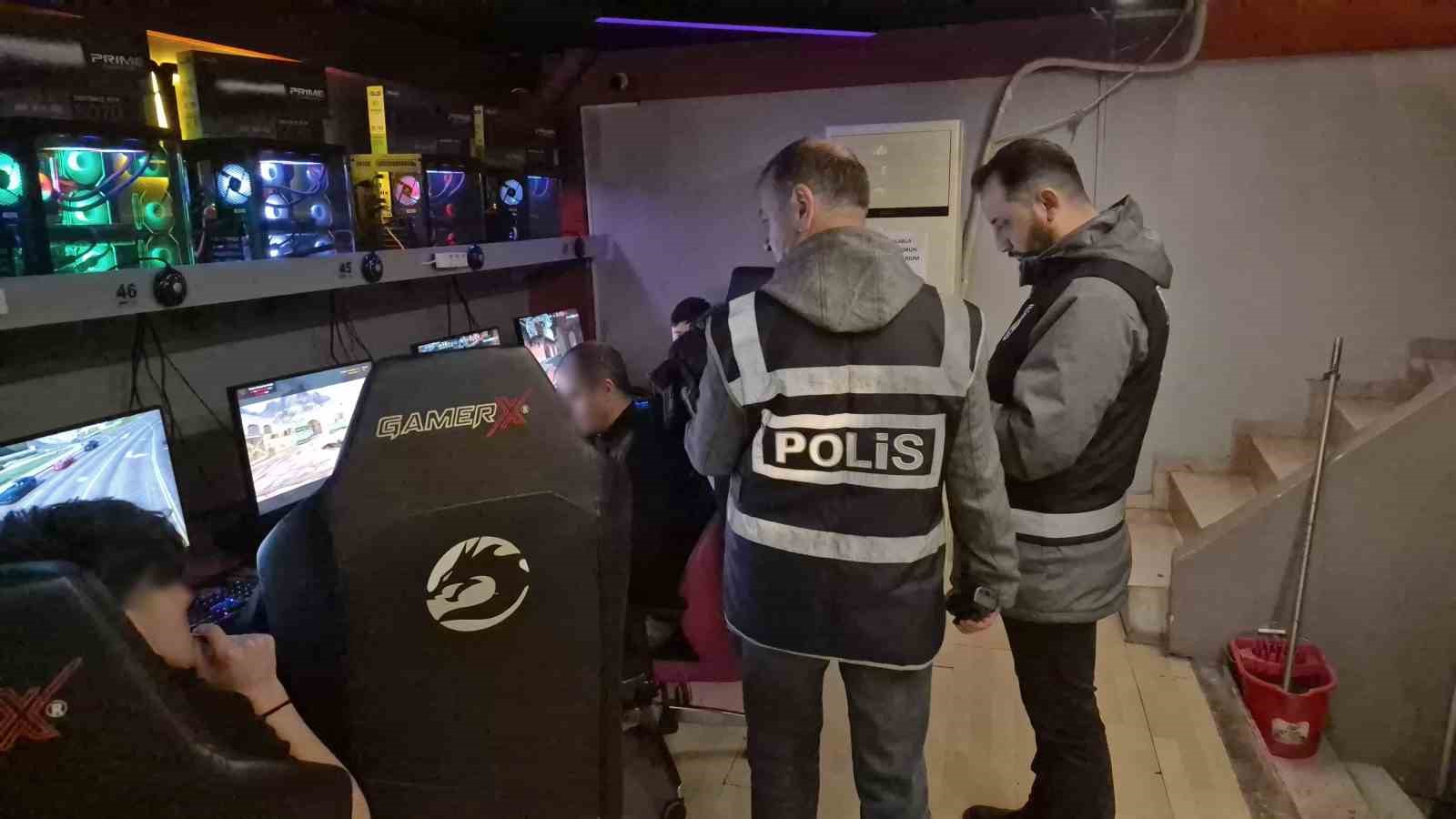 Polisin internet kafede yakaladığı çocuklar panik yaşadı

