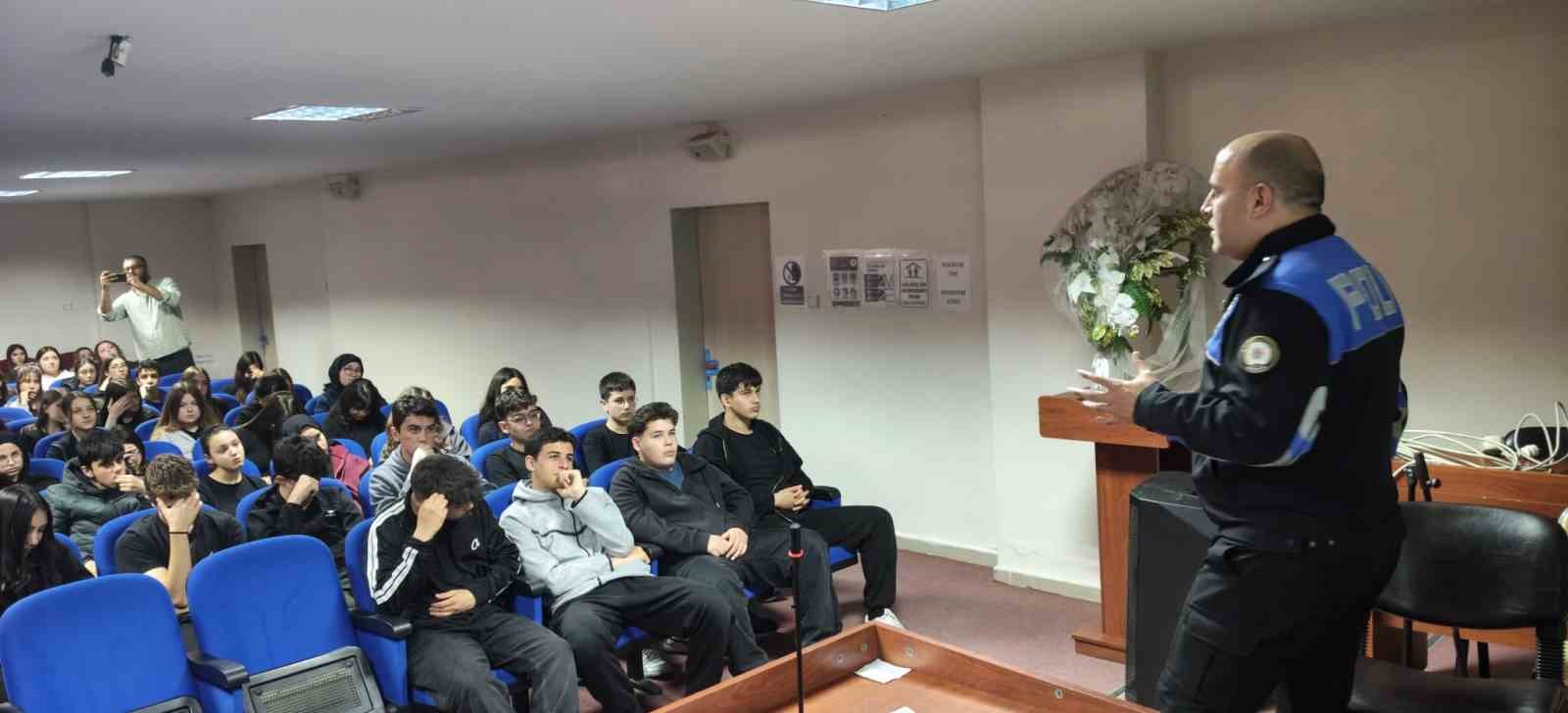 Polisin lise öğrencilerine yönelik eğitimleri devam ediyor
