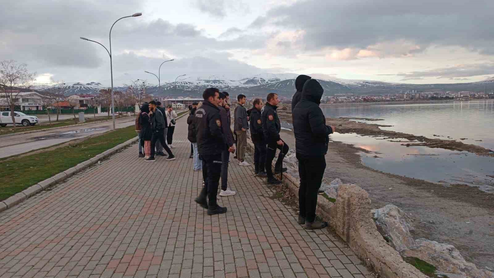 Polisler soğuk havaya aldırış etmeden Van Gölü’ne girip vatandaşı kurtardı
