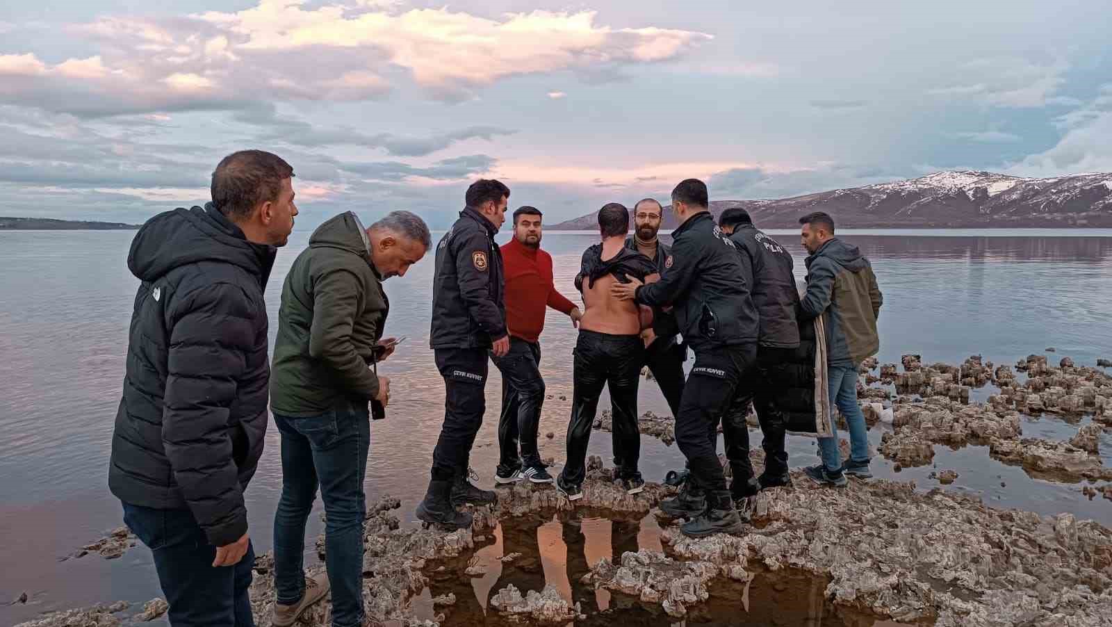 Polisler soğuk havaya aldırış etmeden Van Gölü’ne girip vatandaşı kurtardı
