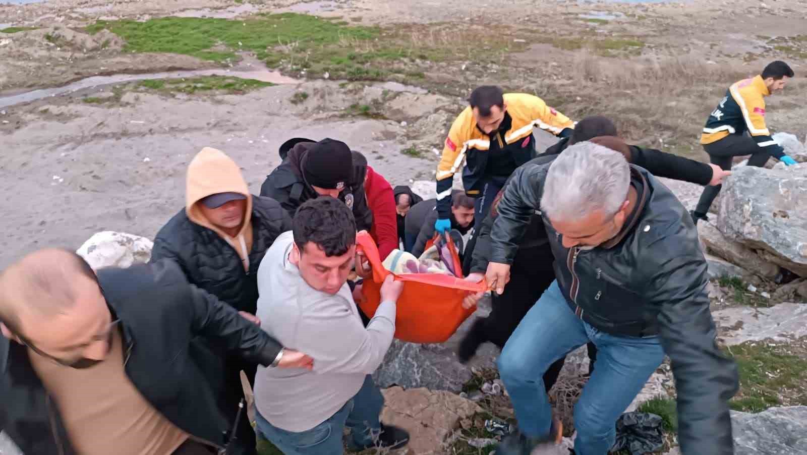 Polisler soğuk havaya aldırış etmeden Van Gölü’ne girip vatandaşı kurtardı

