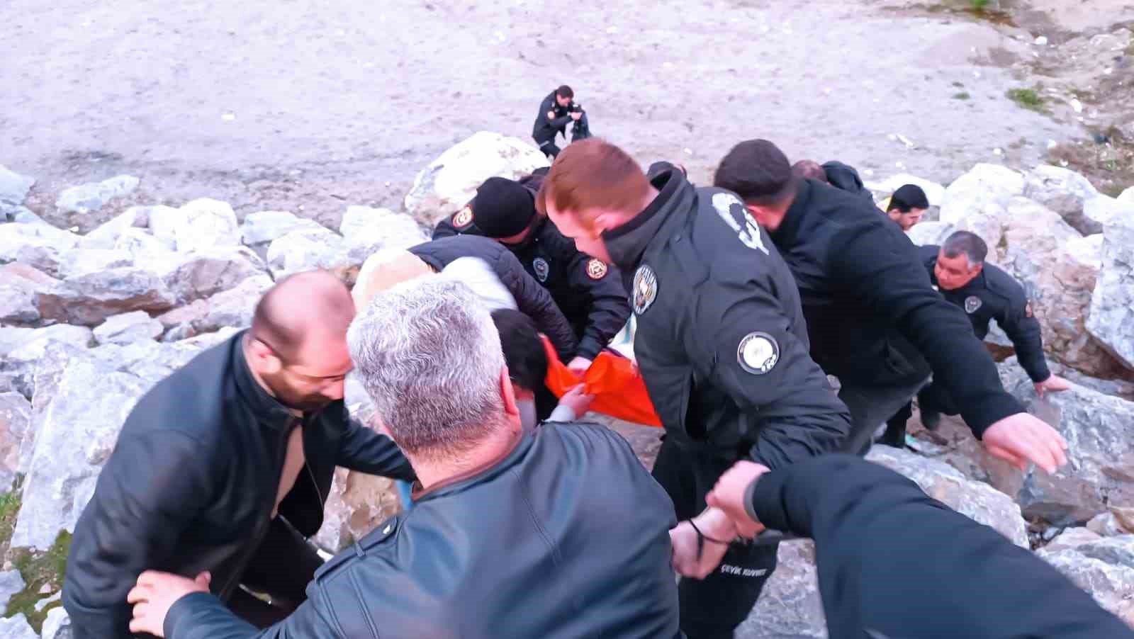 Polisler soğuk havaya aldırış etmeden Van Gölü’ne girip vatandaşı kurtardı
