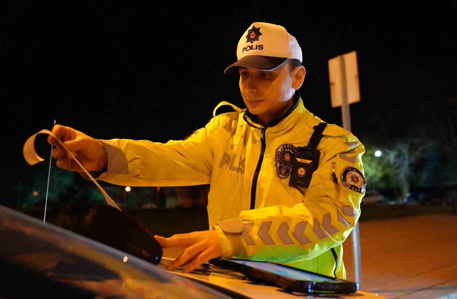 Polisten ’babalık’ yapmasını isteyen alkollü sürücü gazetecinin şarjının bitmesini diledi
