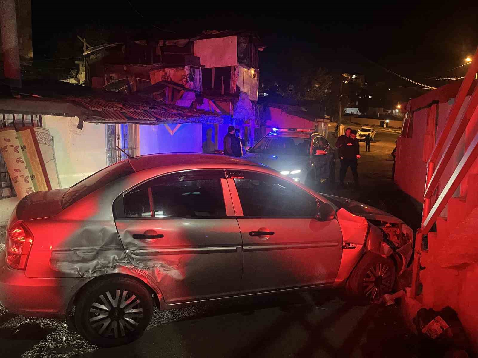 Polisten kaçarken evin merdiven korkuluklarına çarptı
