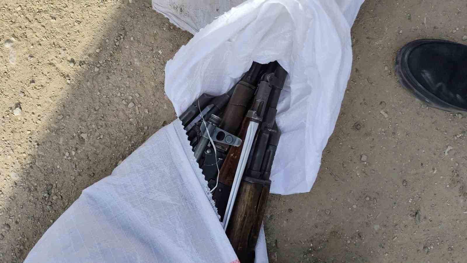 Polisten kaçarken içi kalaşnikof dolu çuvalı yola atan şahıslar yakayı ele verdi
