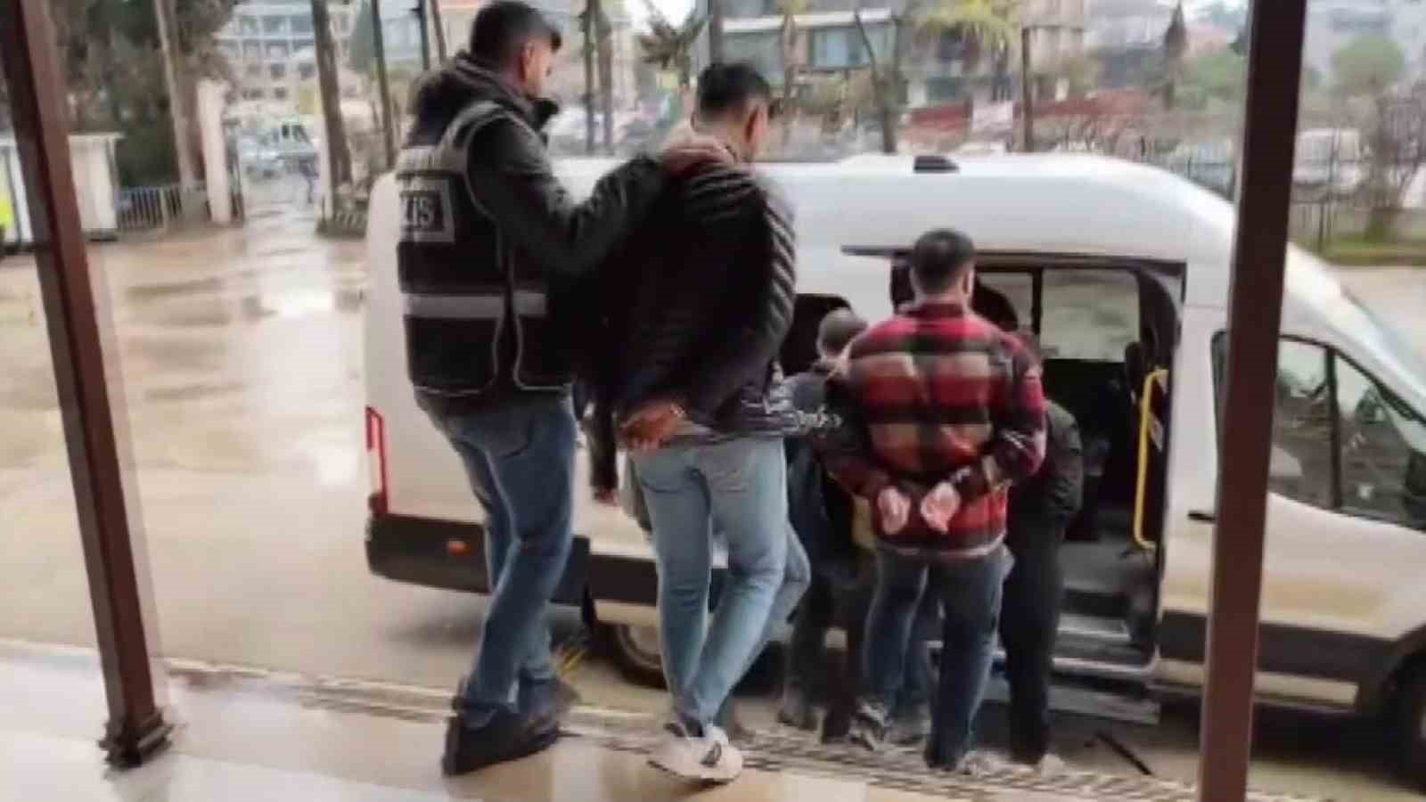 Polisten kaçarken içi kalaşnikof dolu çuvalı yola atan şahıslar yakayı ele verdi
