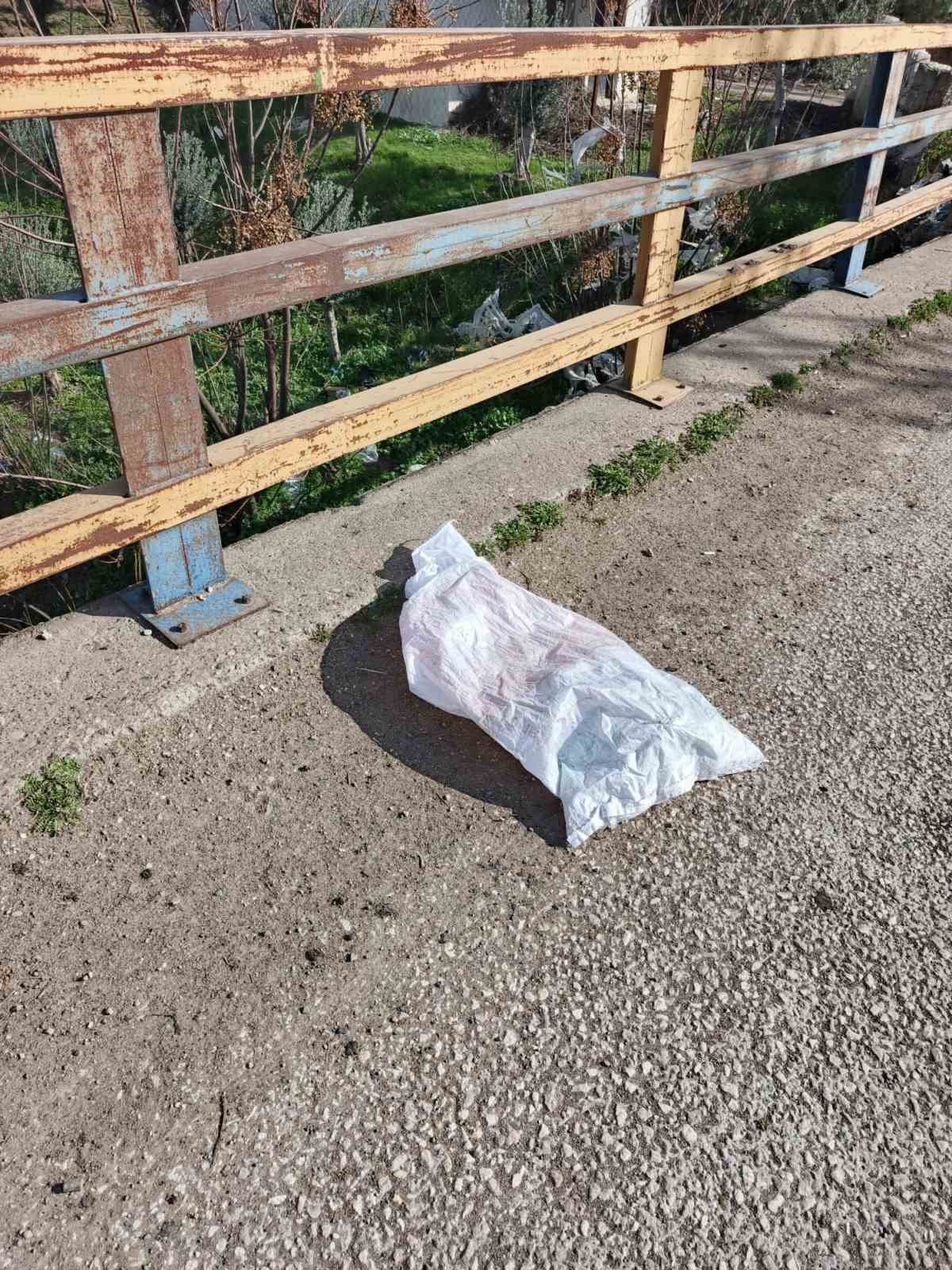 Polisten kaçarken içi kalaşnikof dolu çuvalı yola atan şahıslar yakayı ele verdi
