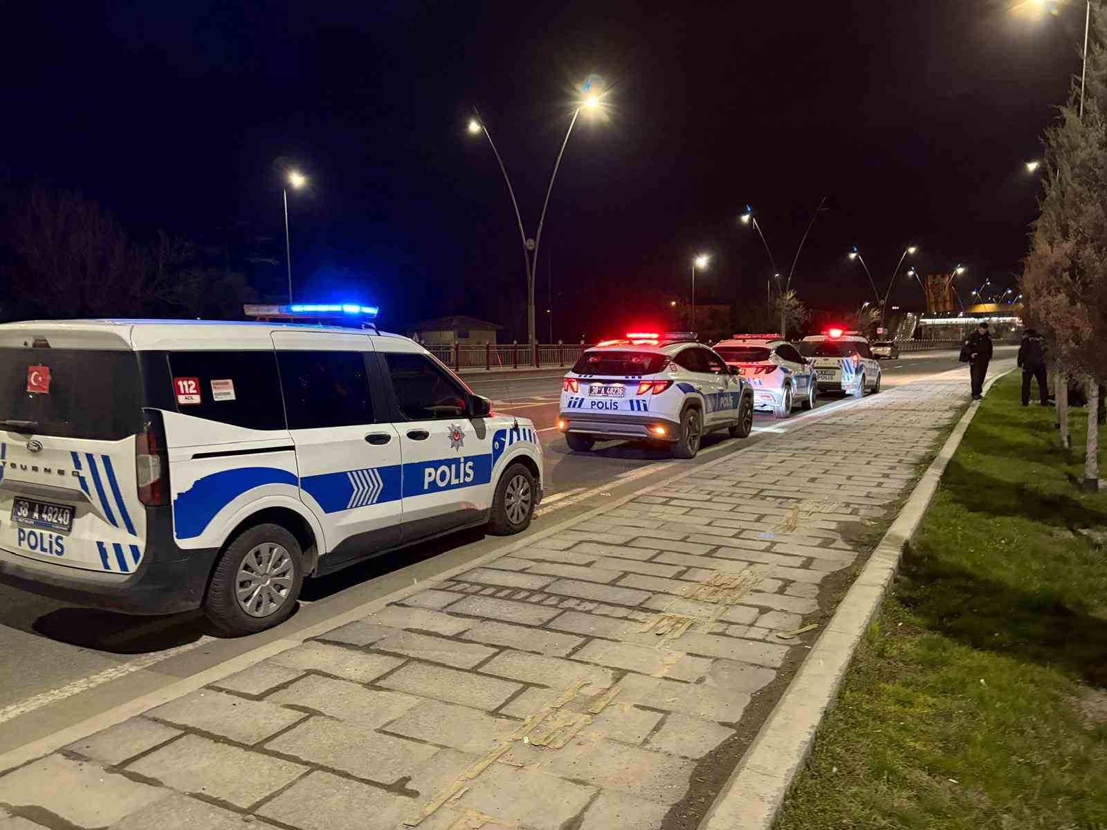 Polisten kaçarken, yola fırlattığı kağıttan uyuşturucu çıktı
