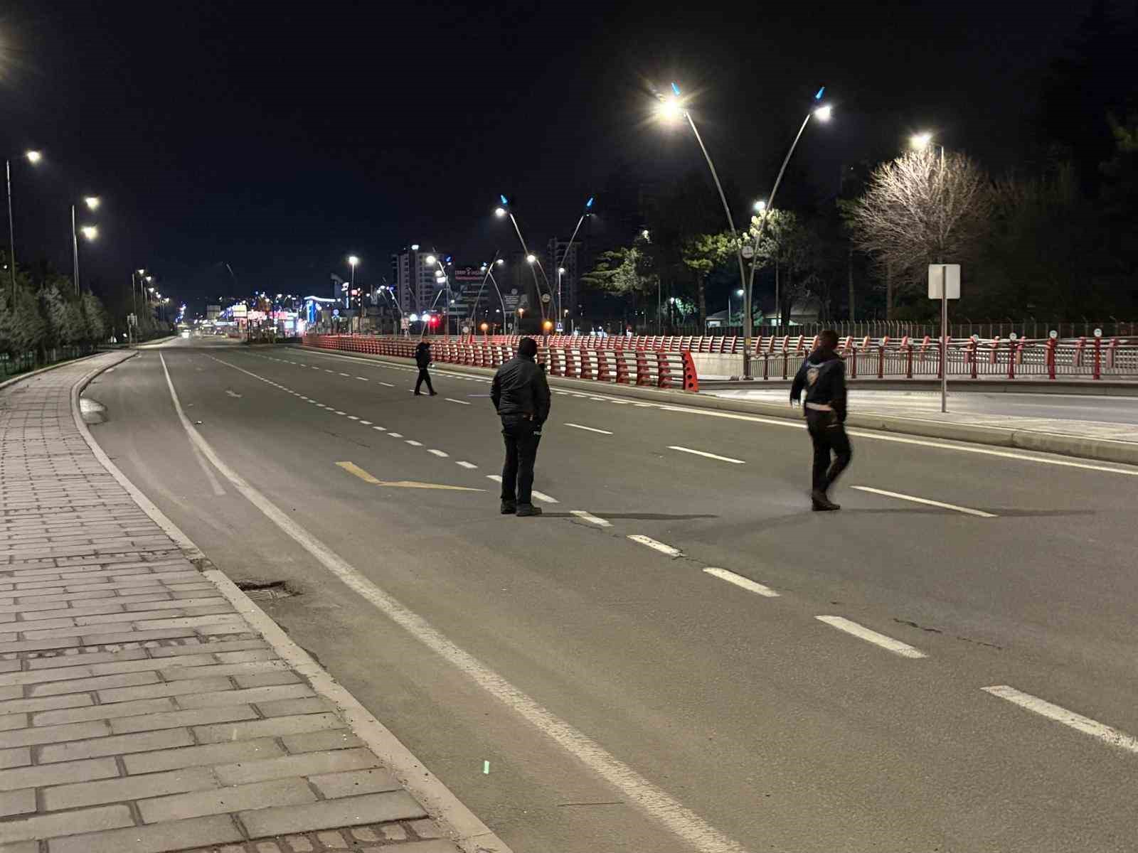 Polisten kaçarken, yola fırlattığı kağıttan uyuşturucu çıktı
