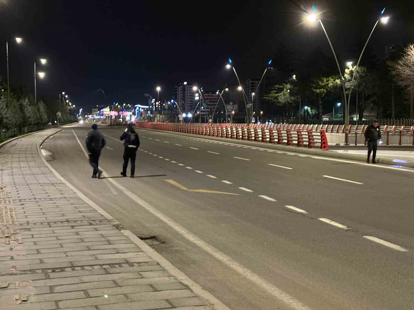 Polisten kaçarken, yola fırlattığı kağıttan uyuşturucu çıktı
