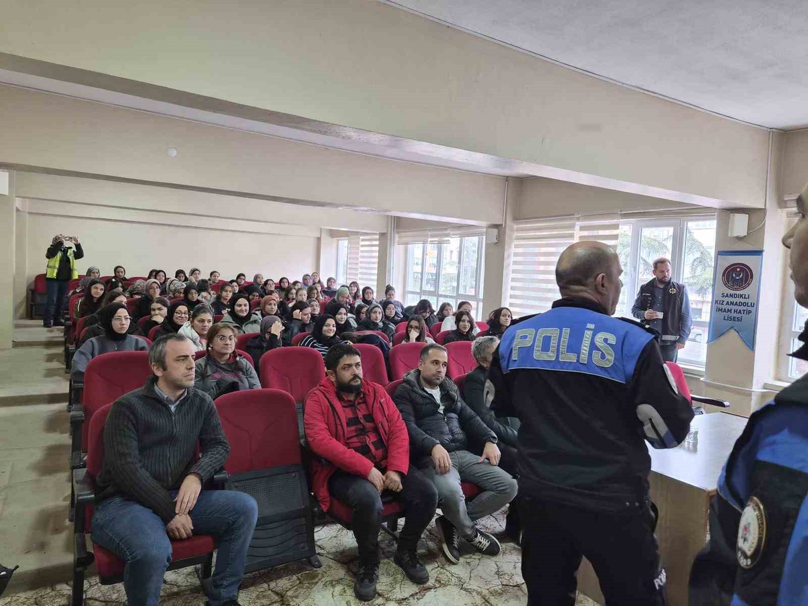 Polisten lise öğrencilerine yönelik denetim
