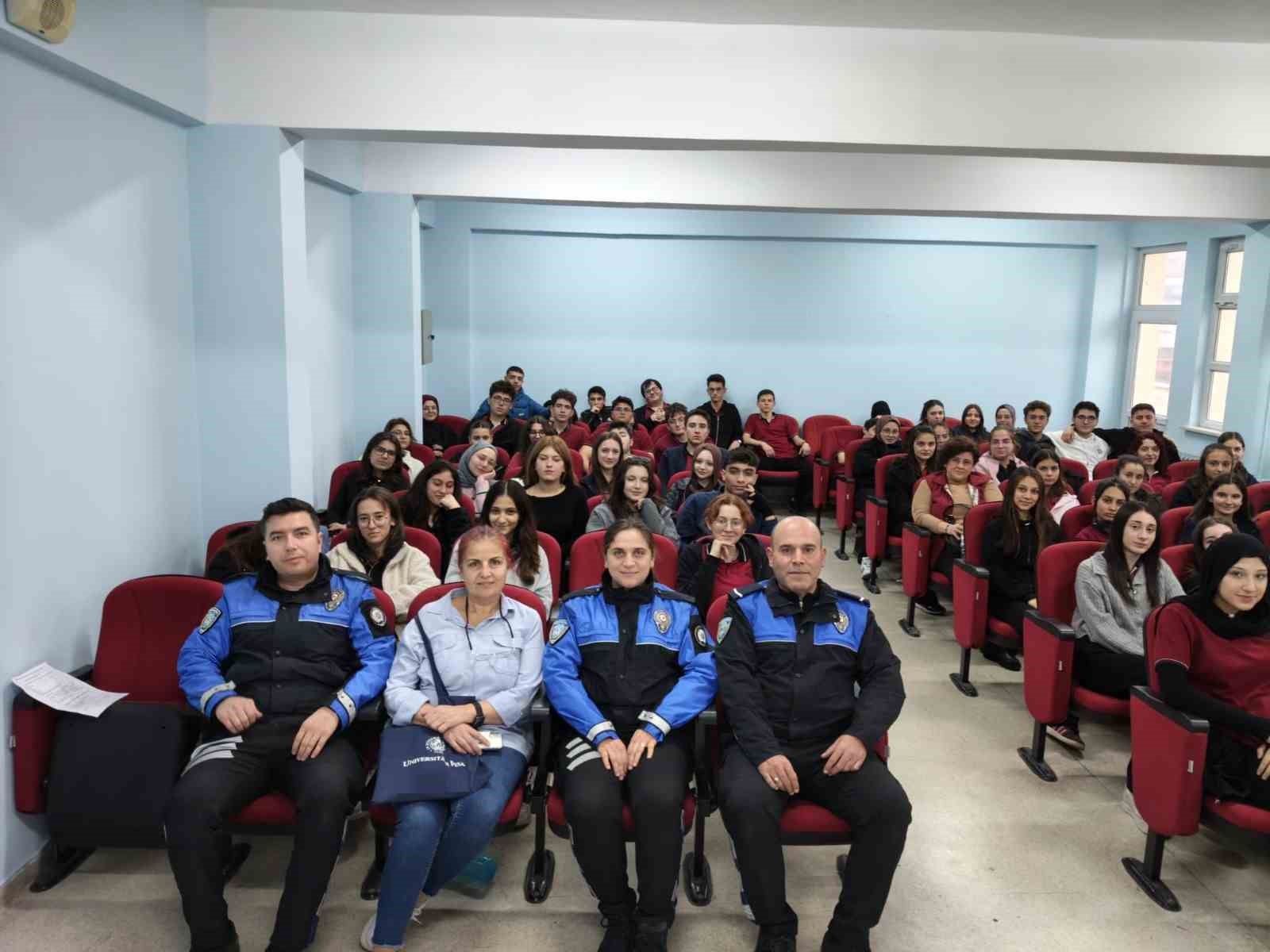 Polisten lise öğrencilerine yönelik eğitim
