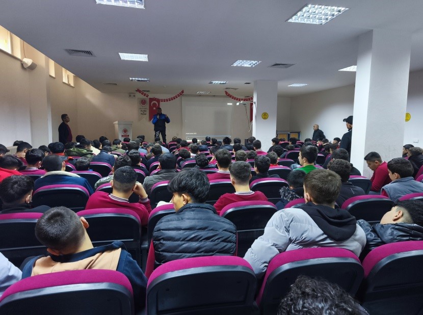 Polisten Niğde’de vatandaş ve öğrencilere yönelik bilgilendirme çalışmaları
