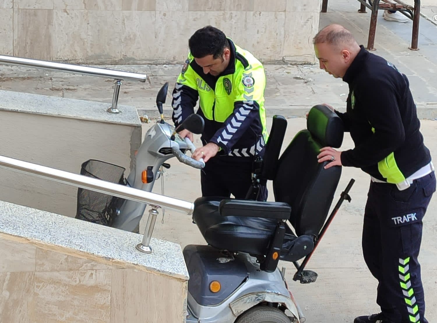 Polisten yürek ısıtan görüntü
