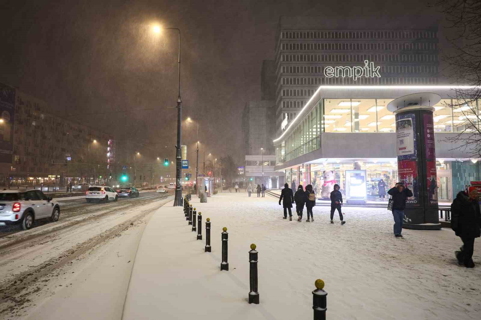 Polonya’da kar esareti: Yüzlerce araç yollarda kaldı
