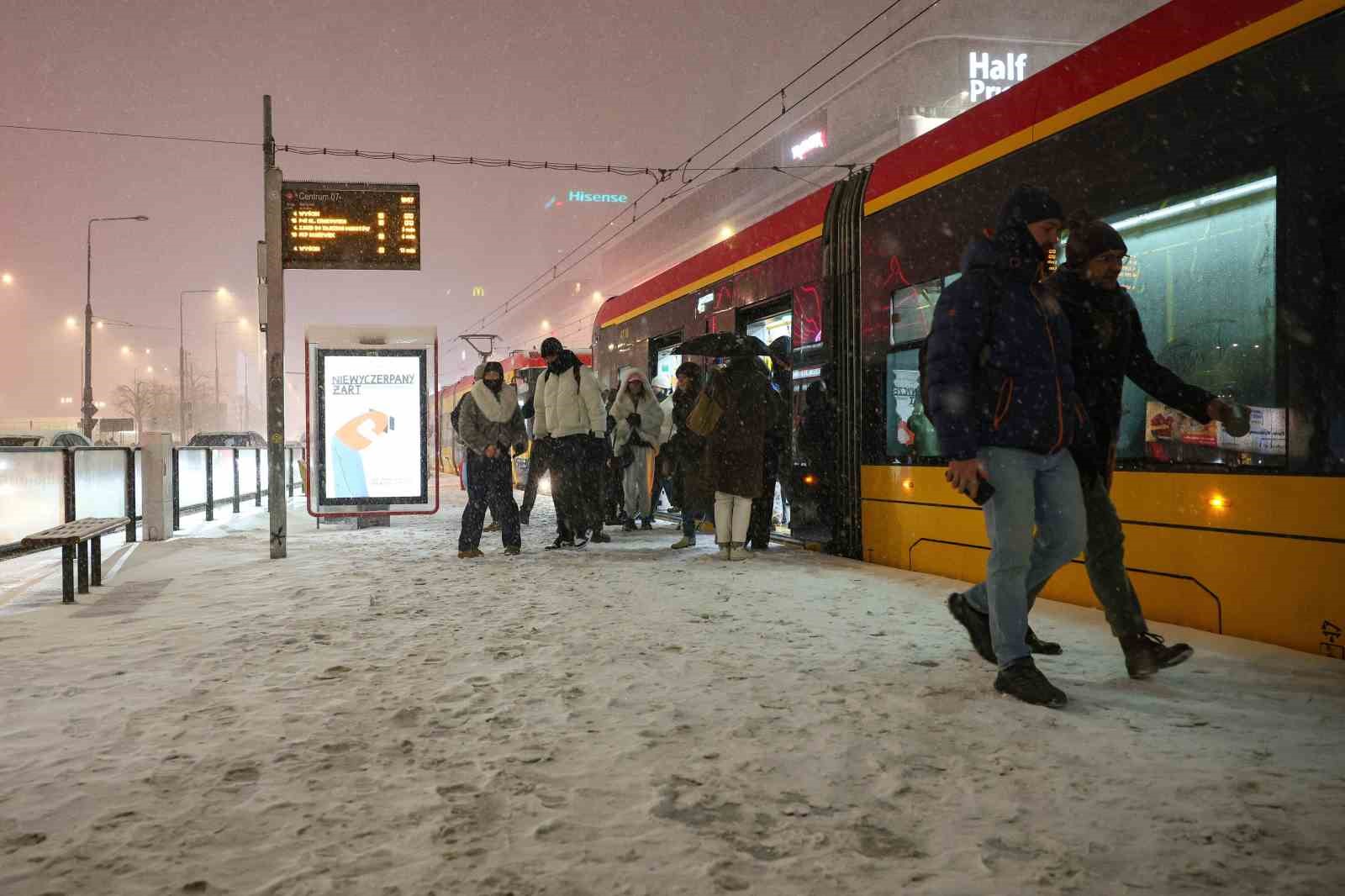 Polonya’da kar esareti: Yüzlerce araç yollarda kaldı
