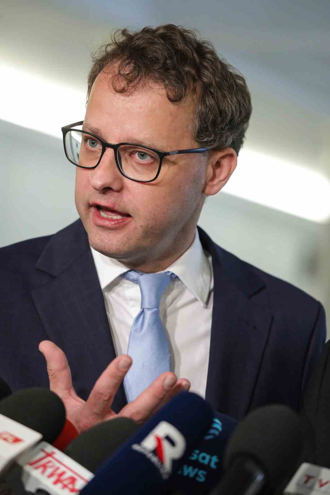 Polonya’dan Macaristan’a sığınan eski Adalet Bakanı Yardımcısı hakkında tutuklama emri
Polonya’dan Macaristan’a sığınan eski Adalet Bakanı Yardımcısı hakkında tutuklama emri