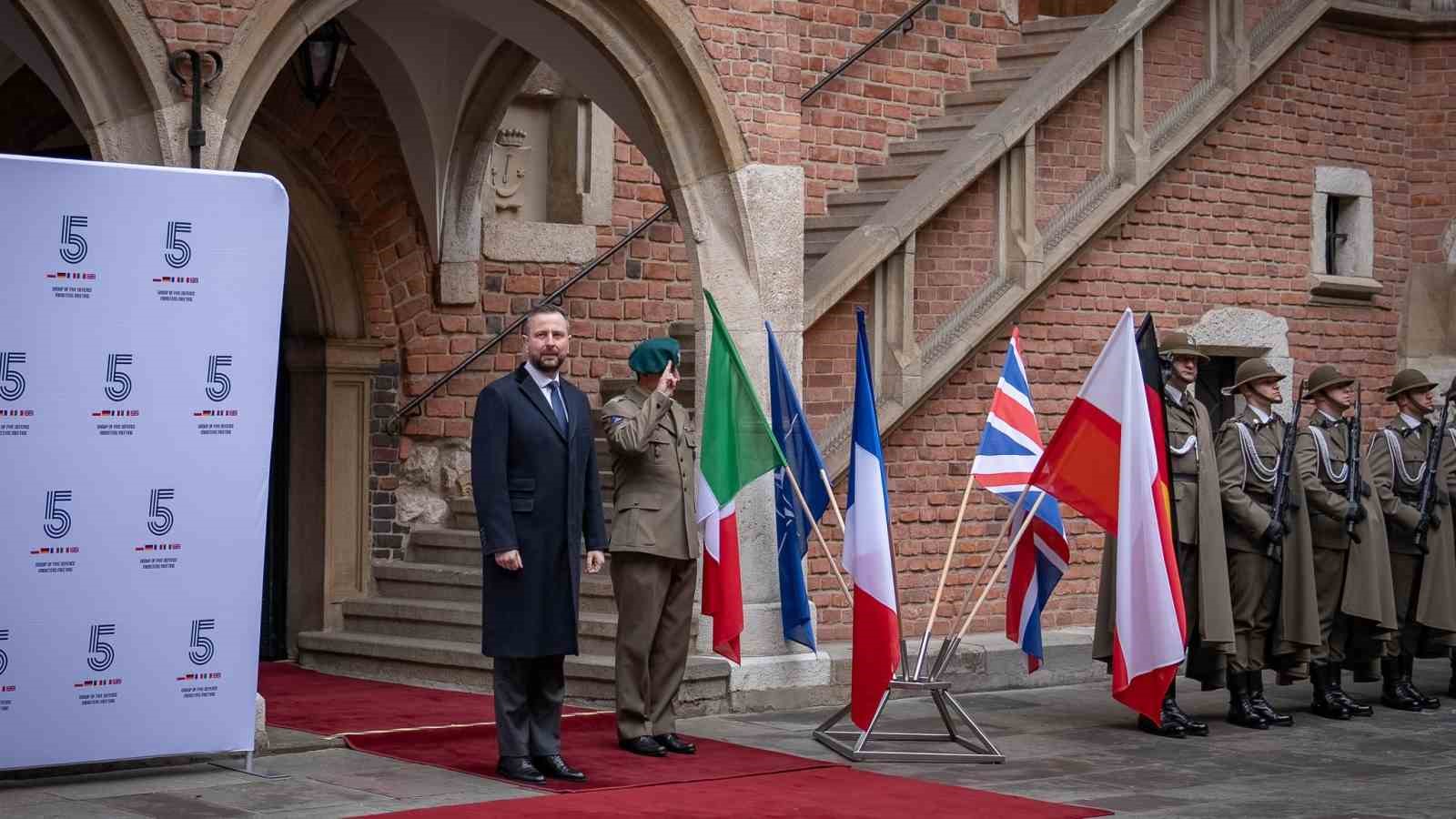 Polonyalı Bakan Kosiniak-Kamysz: "Savaş teknikleri şekilde değişiyor, uygun şekilde tepki vermeliyiz"

