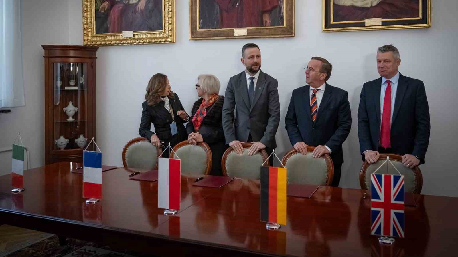 Polonyalı Bakan Kosiniak-Kamysz: "Savaş teknikleri şekilde değişiyor, uygun şekilde tepki vermeliyiz"
