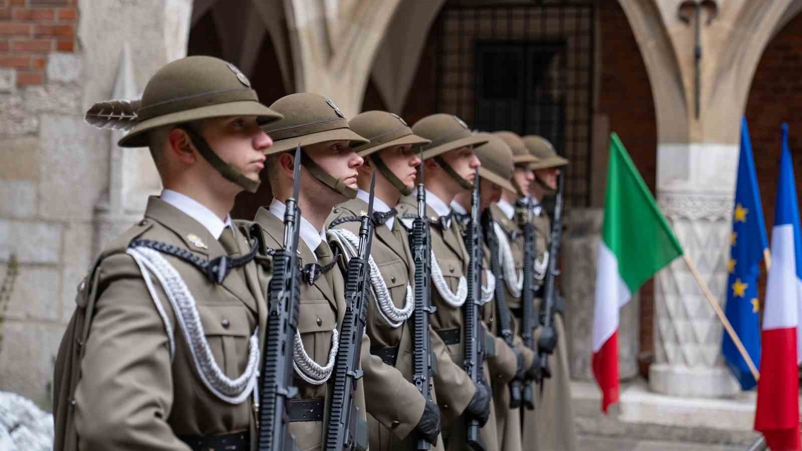 Polonyalı Bakan Kosiniak-Kamysz: "Savaş teknikleri şekilde değişiyor, uygun şekilde tepki vermeliyiz"
