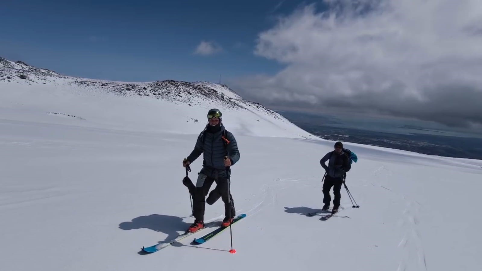 Polonyalı dağcılar Süphan Dağı’ndan kayakla indi
Polonyalı dağcılar Süphan Dağı’ndan kayakla indi