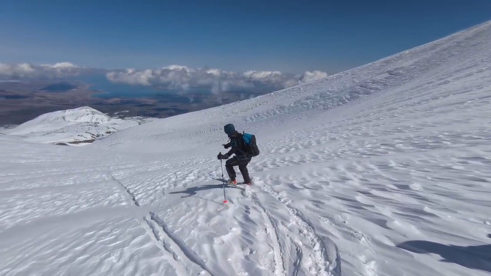Polonyalı dağcılar Süphan Dağı’ndan kayakla indi
Polonyalı dağcılar Süphan Dağı’ndan kayakla indi