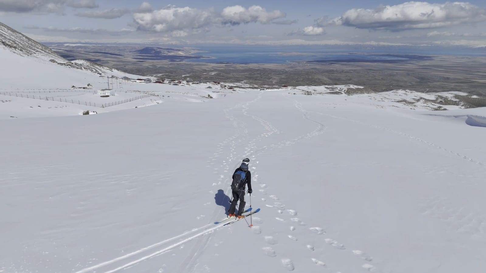 Polonyalı dağcılar Süphan Dağı’ndan kayakla indi
Polonyalı dağcılar Süphan Dağı’ndan kayakla indi
