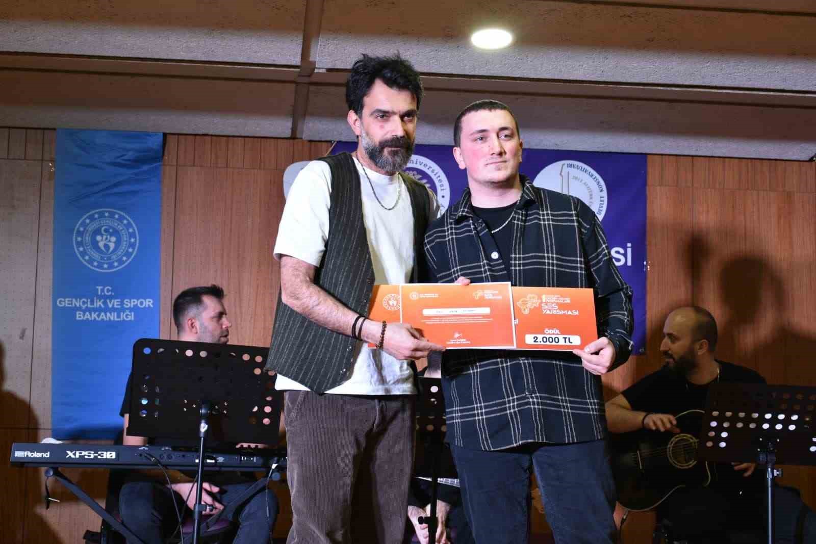 Popüler müziğin şampiyonu Tüter
Popüler müziğin şampiyonu Tüter