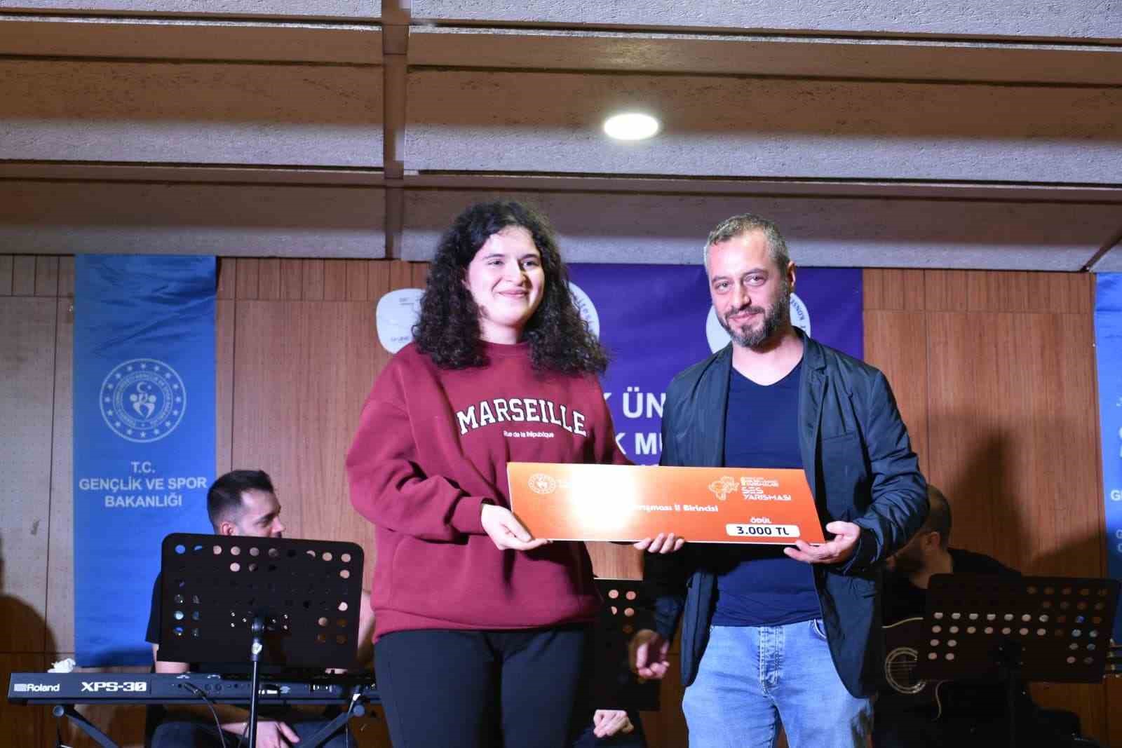 Popüler müziğin şampiyonu Tüter
Popüler müziğin şampiyonu Tüter