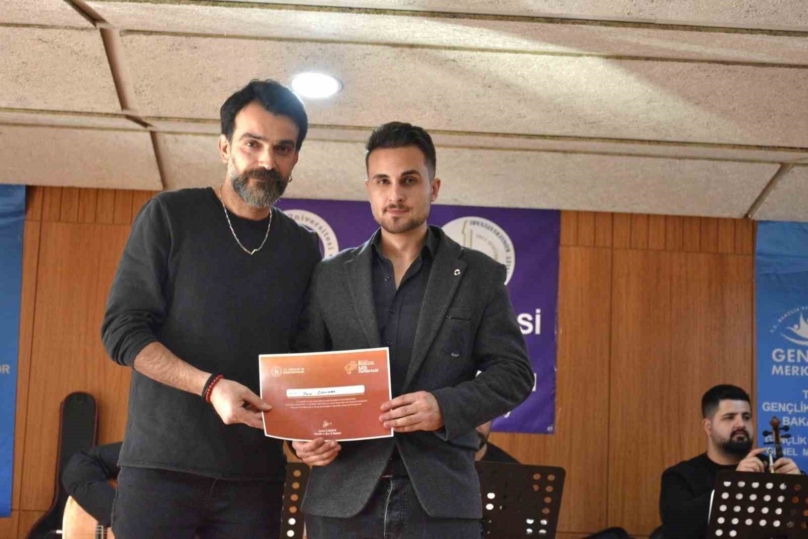 Popüler müziğin şampiyonu Tüter
Popüler müziğin şampiyonu Tüter