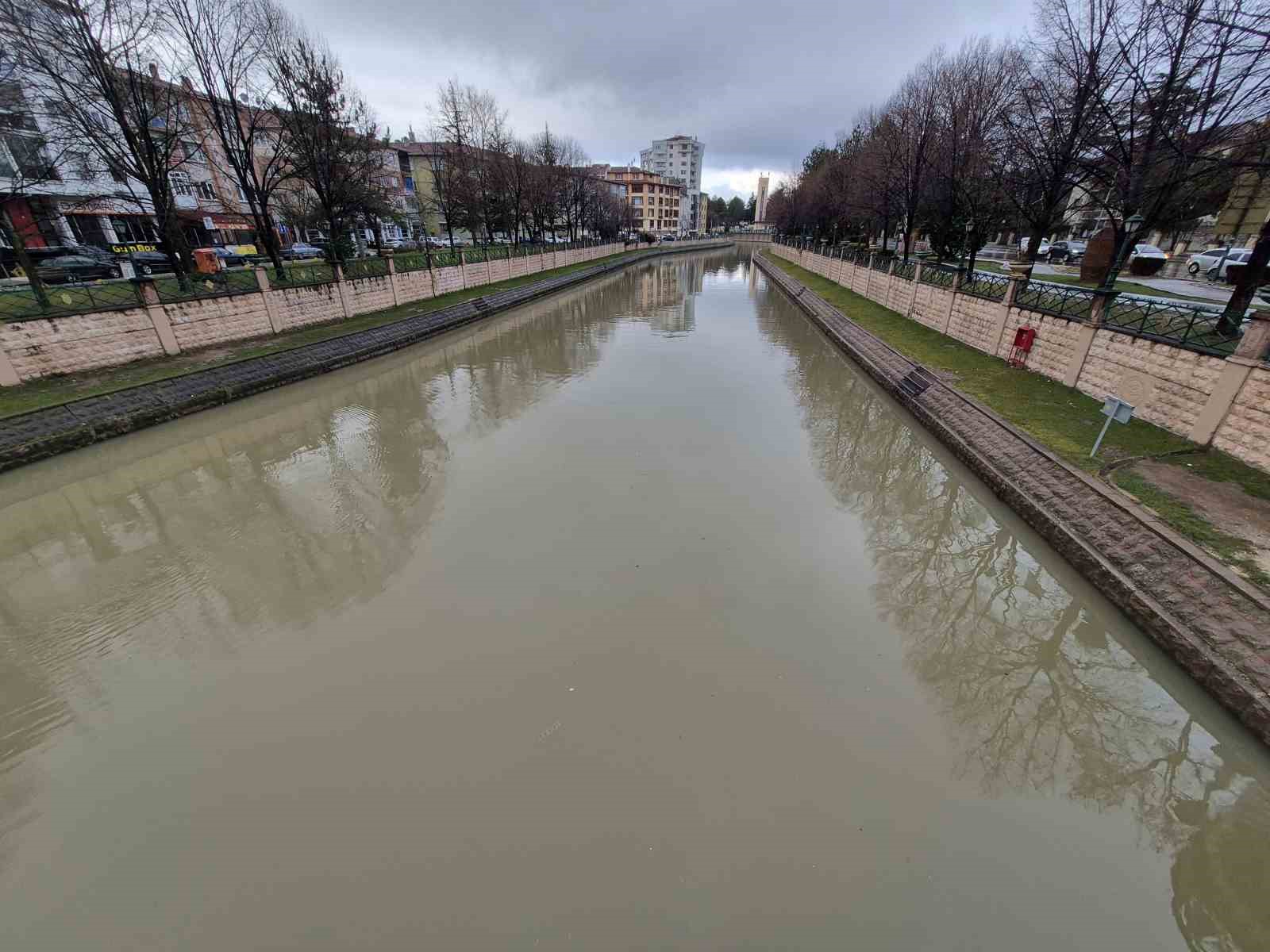 Porsuk Çayı kahverengi tonuna büründü
