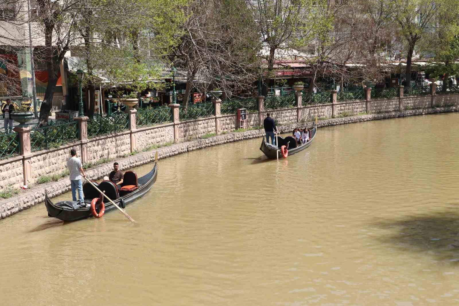 Porsuk Çayı kahverengiye döndü
