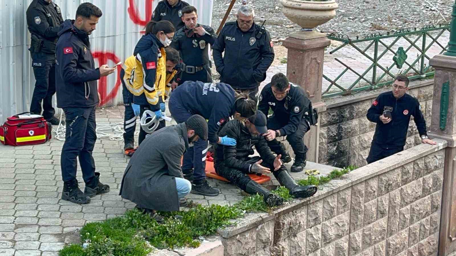 Porsuk Çayı’na düşen şahıs sarkıtılan iple çıkarıldı
