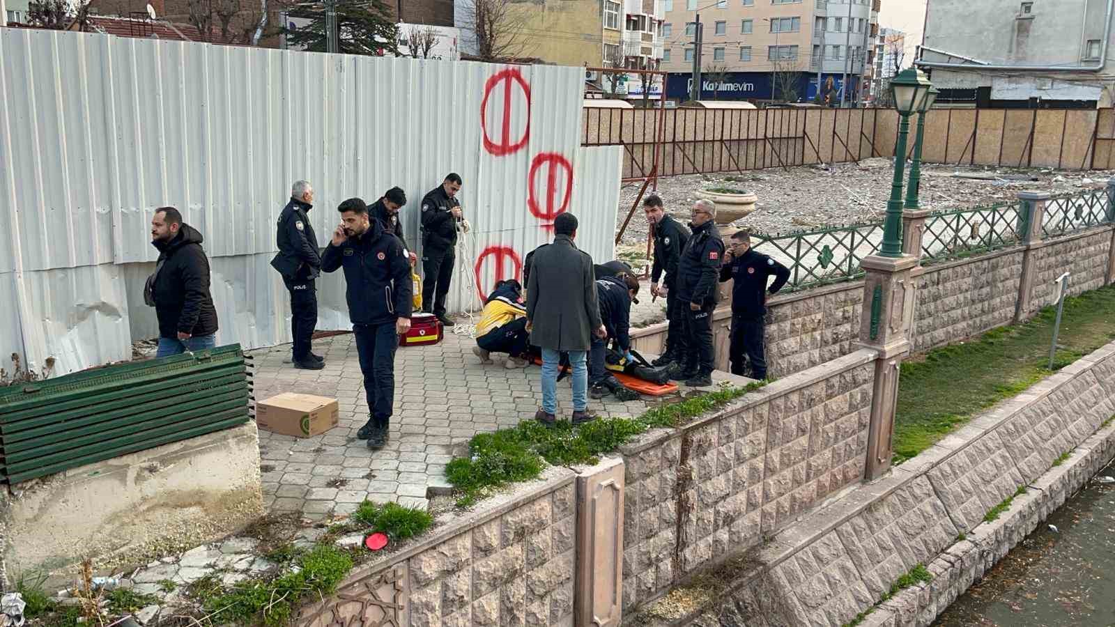 Porsuk Çayı’na düşen şahıs sarkıtılan iple çıkarıldı
