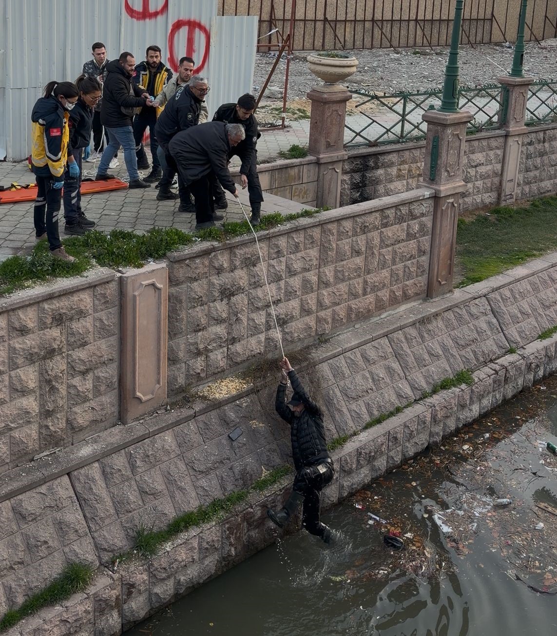 Porsuk Çayı’na düşen şahıs sarkıtılan iple çıkarıldı
