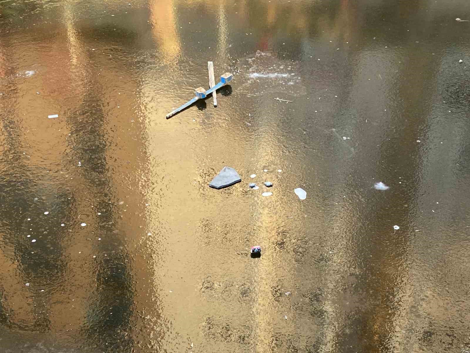 Porsuk Çayı’nın buz tutan yüzeyi çöple kaplanmaya başladı
