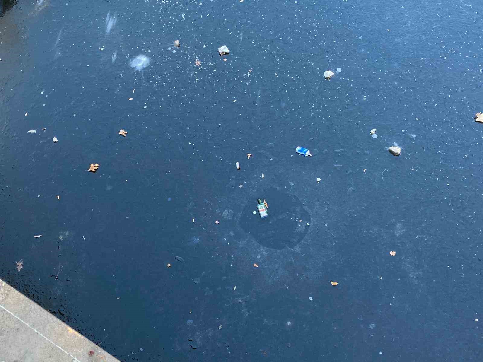 Porsuk Çayı’nın buz tutan yüzeyi çöple kaplanmaya başladı
