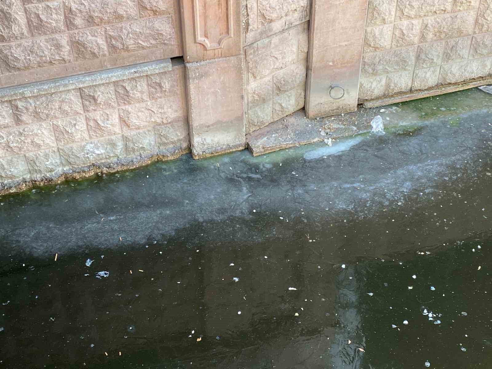 Porsuk Çayı’nın buz tutan yüzeyi çöple kaplanmaya başladı
