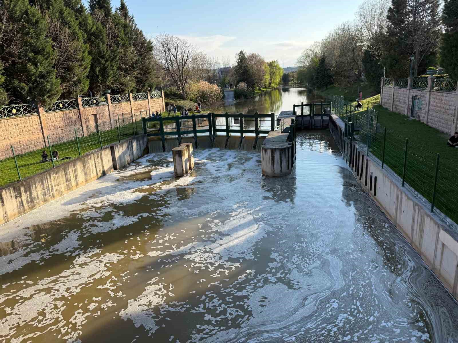 Porsuk Çayı’nın yüzeyi köpükle kaplandı
