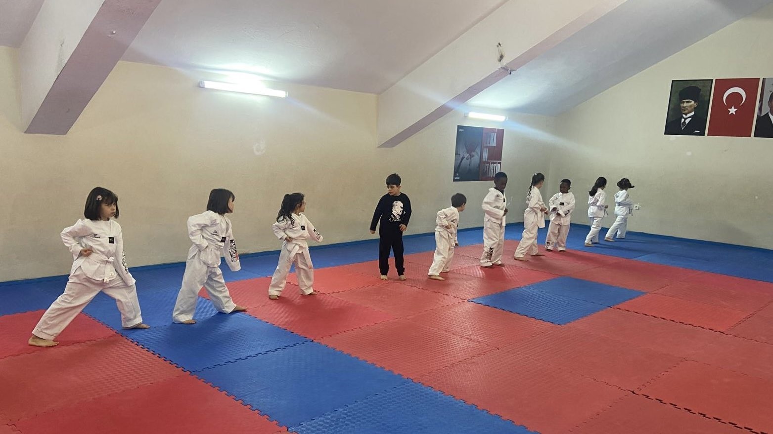 Porsuk Spor Salonu’nda taekwondo eğitimleri aralıksız sürüyor
