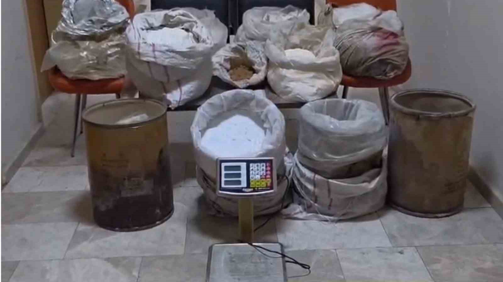 Portakal bahçesinde gerçekleşen uyuşturucu alışverişine polis ekiplerinden baskın: 175 kilogram kimyasal uyuşturucu ham maddesi ele geçirildi
