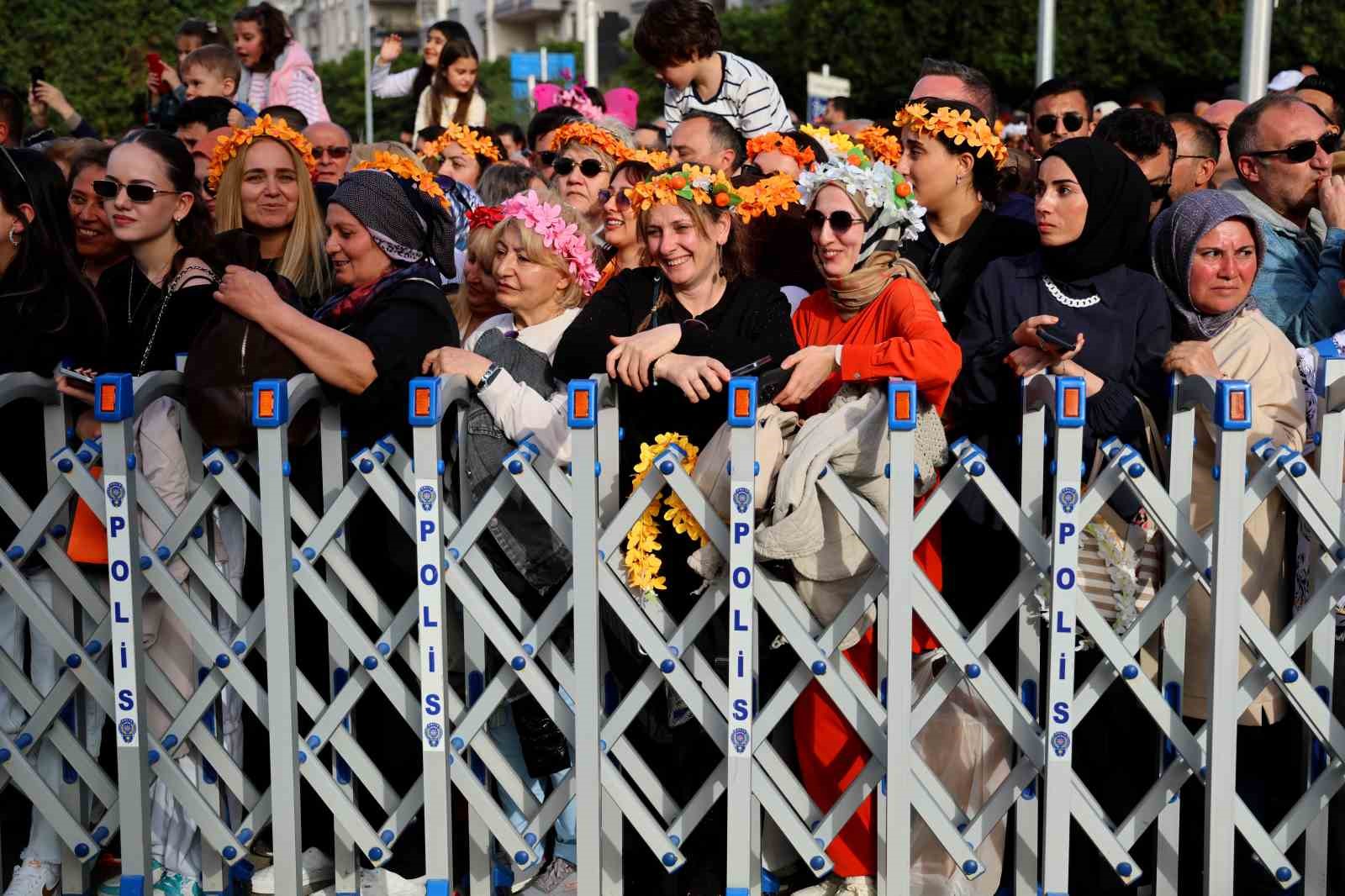 Portakal Çiçeği Karnavalı’nda renkli kortej
