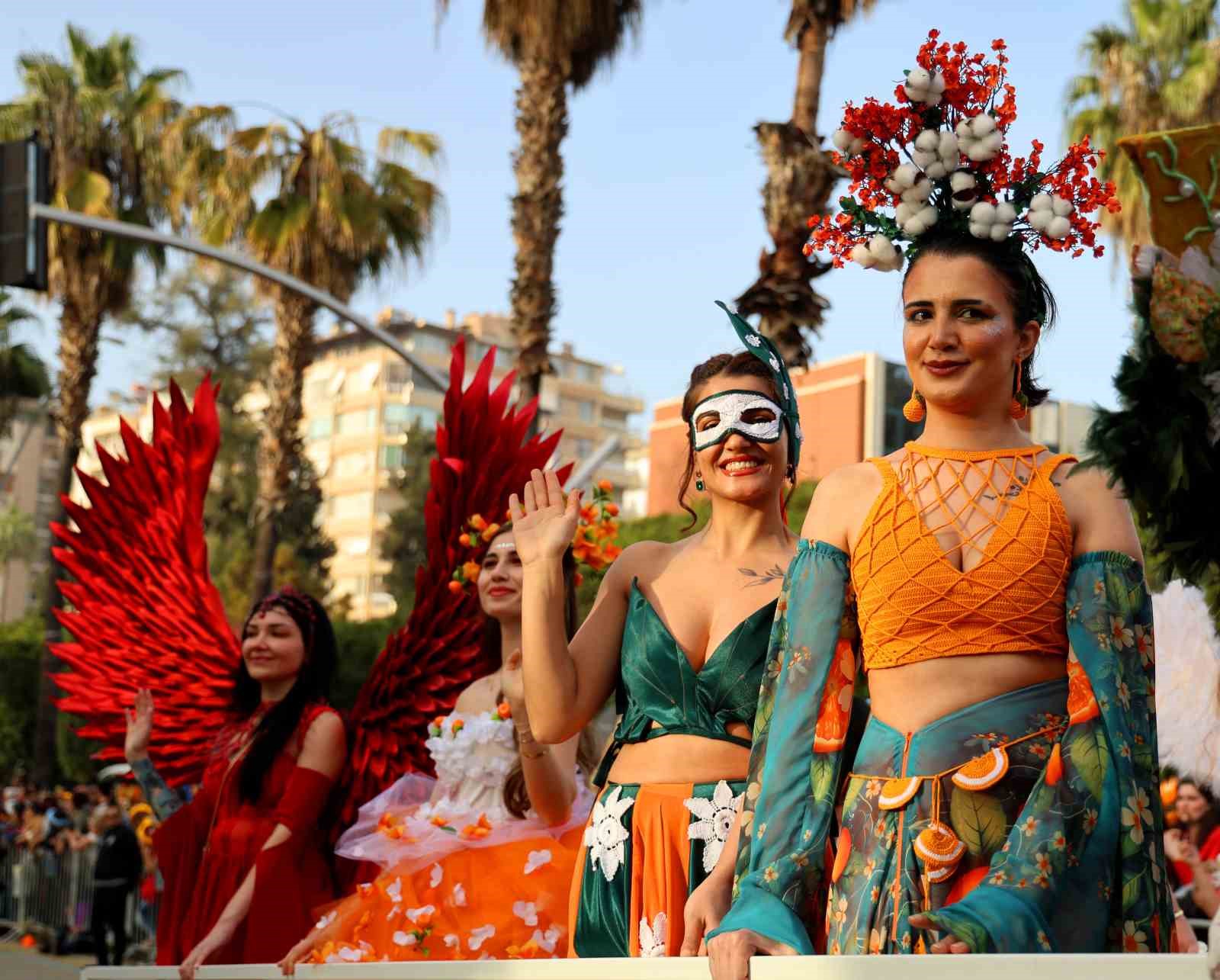 Portakal Çiçeği Karnavalı’nda renkli kortej
