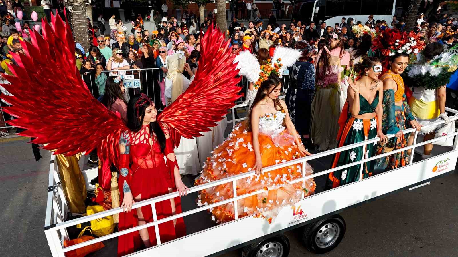 Portakal Çiçeği Karnavalı’nda renkli kortej
