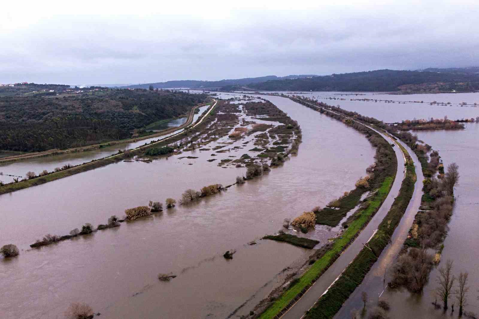 Portekiz’i fırtına vurdu: 1 kişi sel suyuna kapılarak hayatını kaybetti
