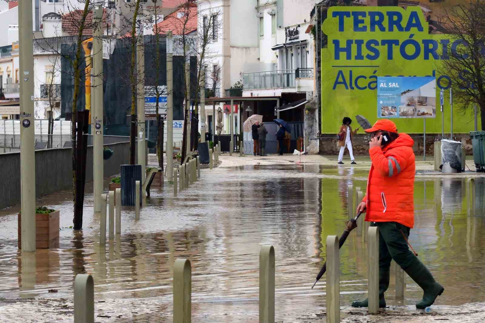 Portekiz’i fırtına vurdu: 1 kişi sel suyuna kapılarak hayatını kaybetti

