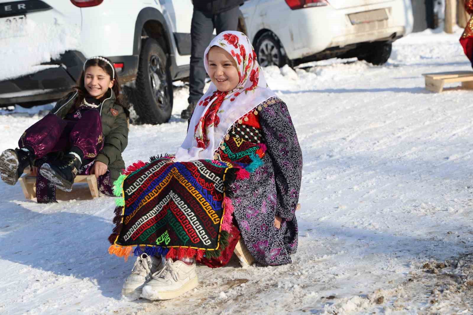 Poşet ve leğenle kayıyorlardı, kızak hediyesi türkü yaktırdı
Poşet ve leğenle kayıyorlardı, kızak hediyesi türkü yaktırdı