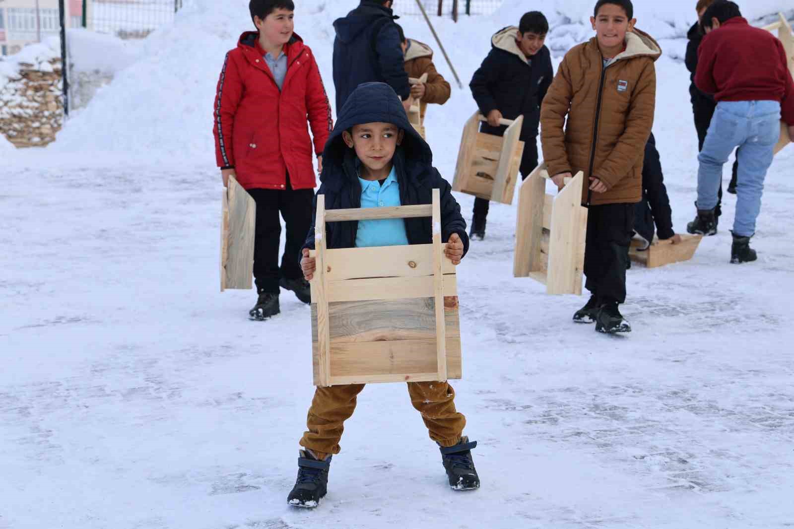Poşet ve leğenle kayıyorlardı, kızak hediyesi türkü yaktırdı
Poşet ve leğenle kayıyorlardı, kızak hediyesi türkü yaktırdı
