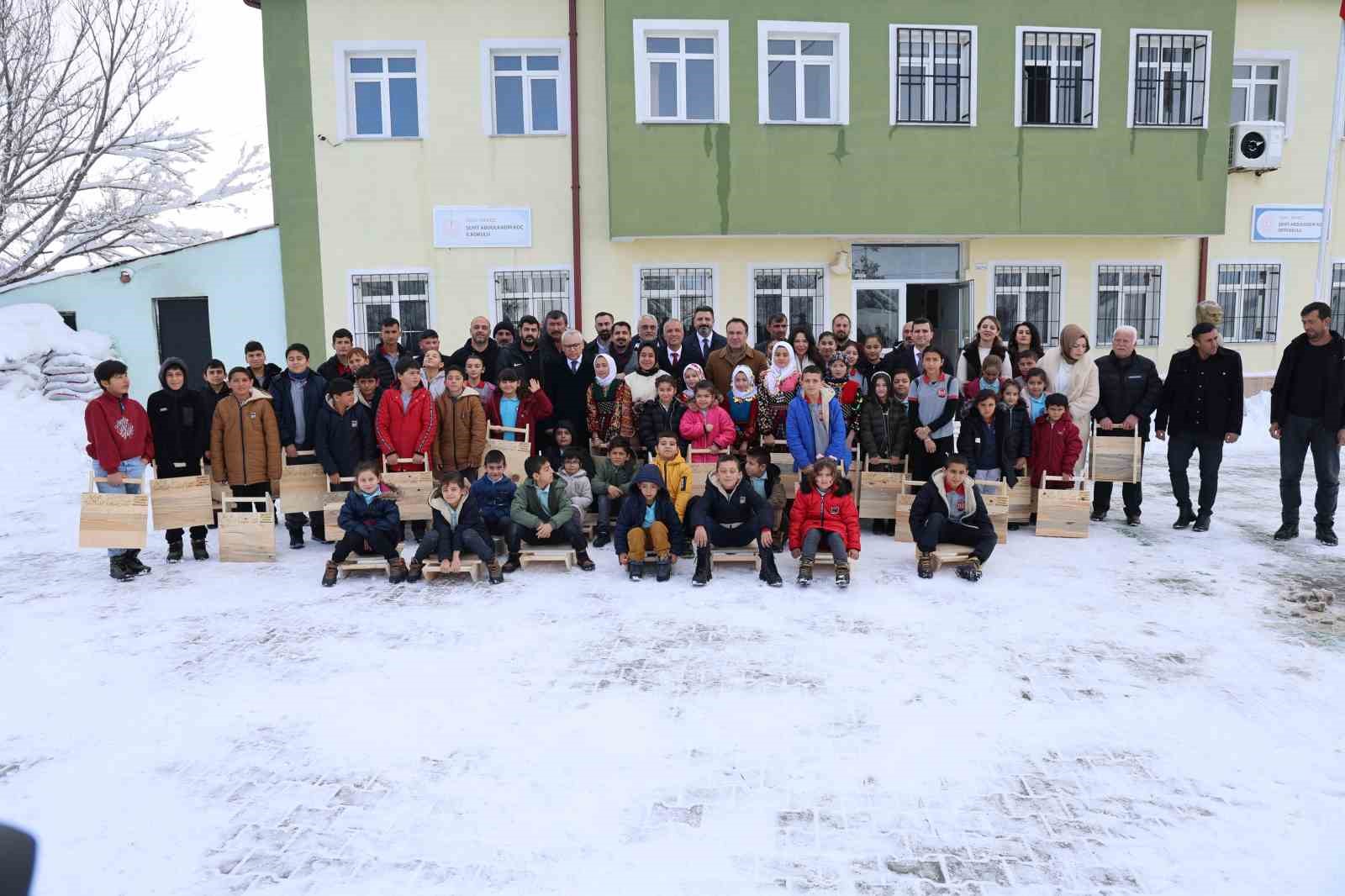 Poşet ve leğenle kayıyorlardı, kızak hediyesi türkü yaktırdı
Poşet ve leğenle kayıyorlardı, kızak hediyesi türkü yaktırdı